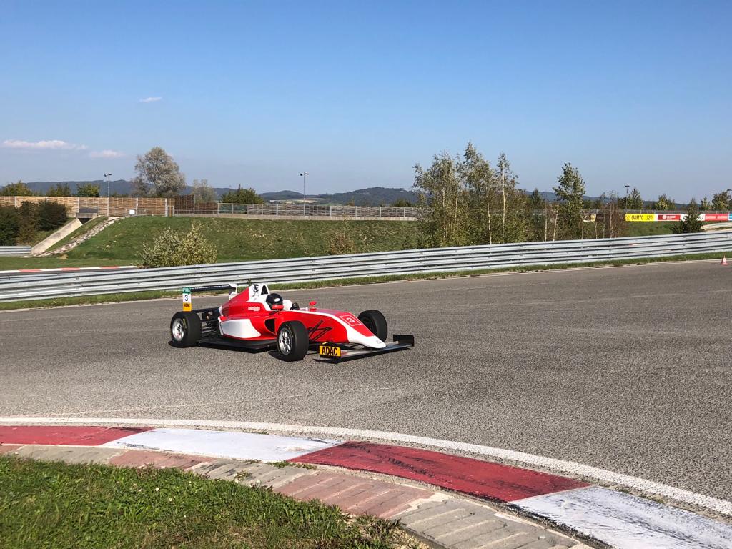 Rennwagen auf der Strecke