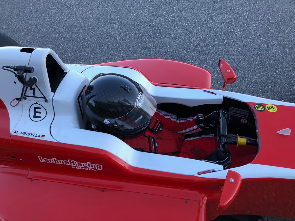 Kartsportler im roten Rennwagen
