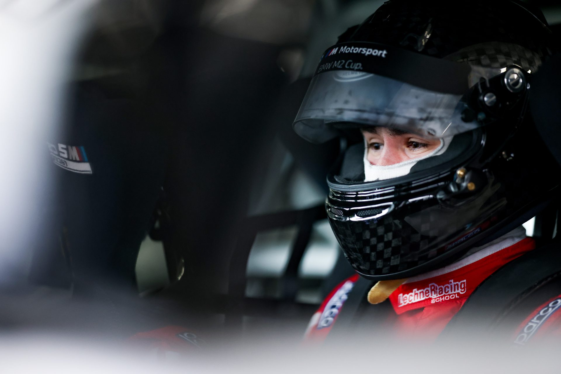 Rennfahrer im Helm sitzt