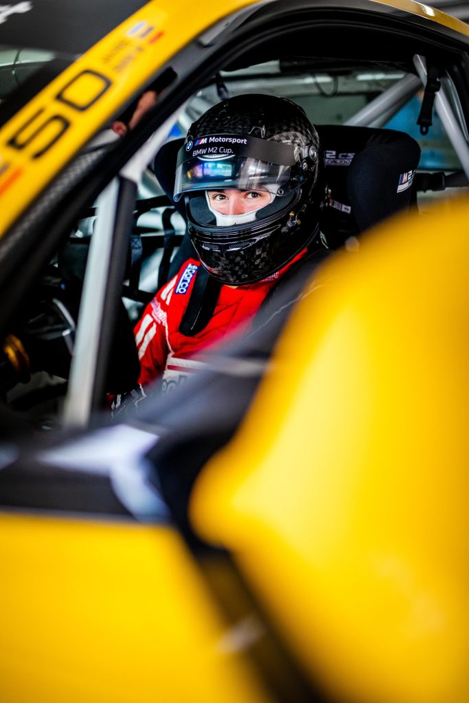 Rennfahrer im Sicherheitshelm