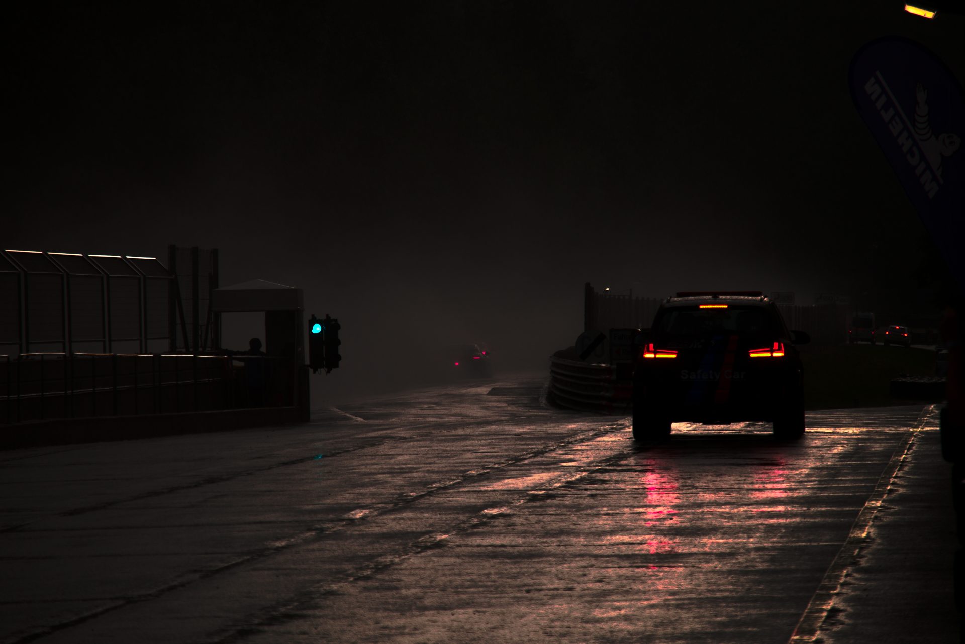 Nasse Rennstrecke bei Dämmerung